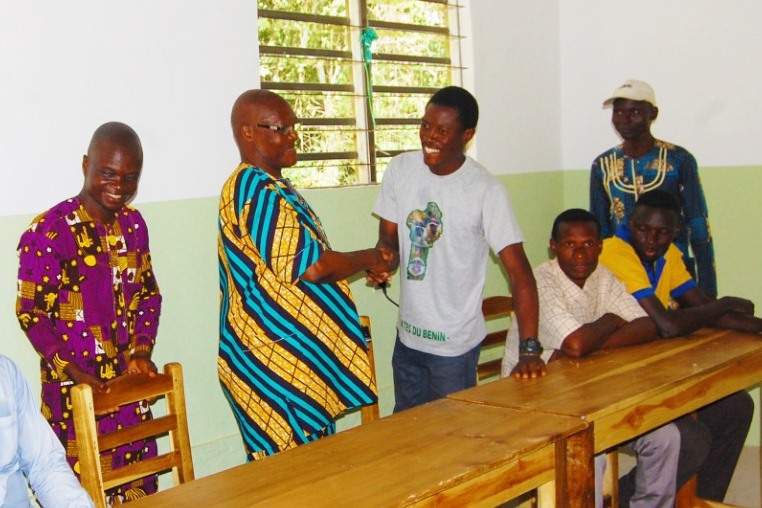 On behalf of the people of Gnanhouizounmè village, the Chief expressed his heartfelt gratitude to Mr. Mariano Houngbedji, our Benin Education Program Coordinator and head of our partner organization ODDB, for a gift that will benefit current and future generations. (Photo © ODDB/LVDI International)